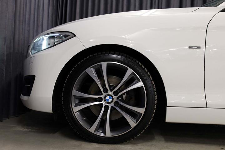 Hvid BMW 220i fra 2015 set udefra