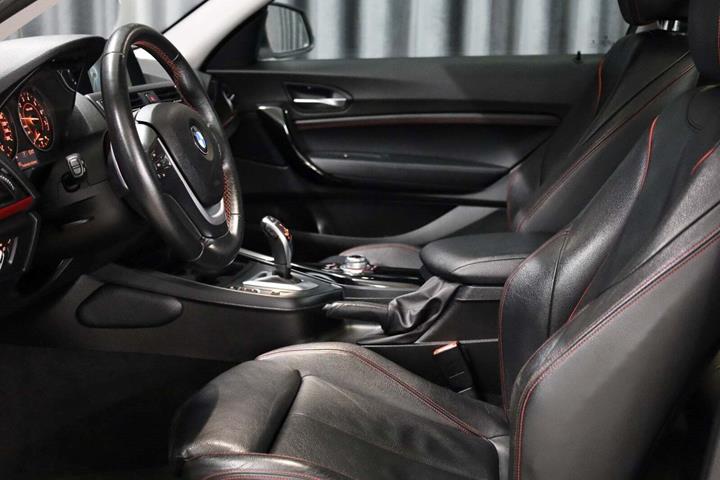 Hvid BMW 220i fra 2015 set indefra