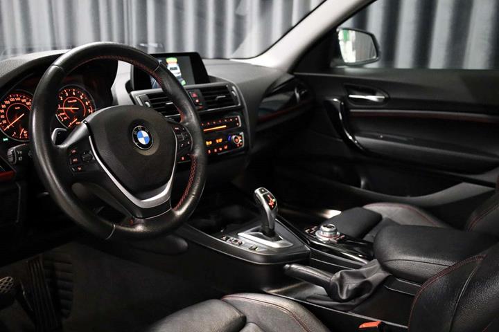 Hvid BMW 220i fra 2015 set indefra
