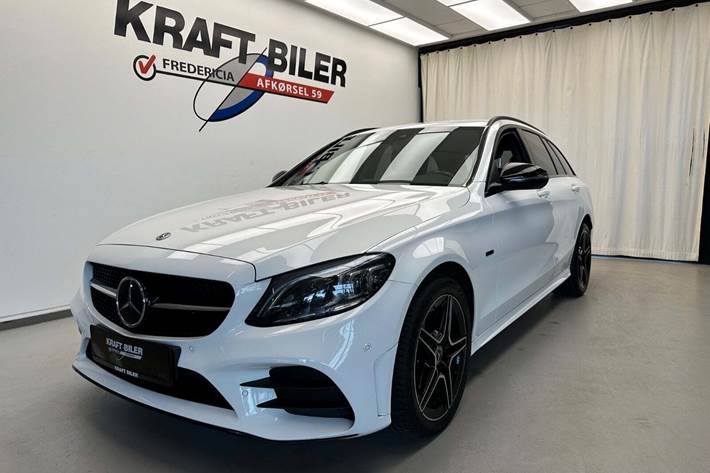 Hvid Mercedes C300 de fra 2021 set udefra
