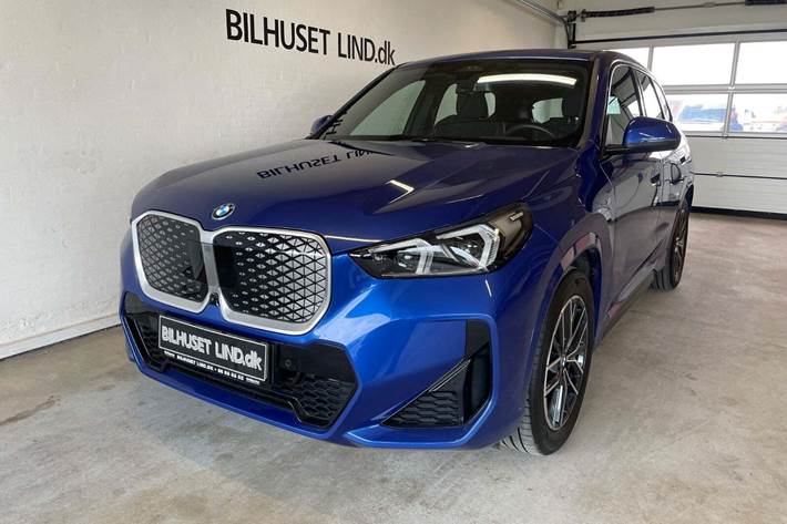 Blå BMW iX1 fra 2024 set udefra