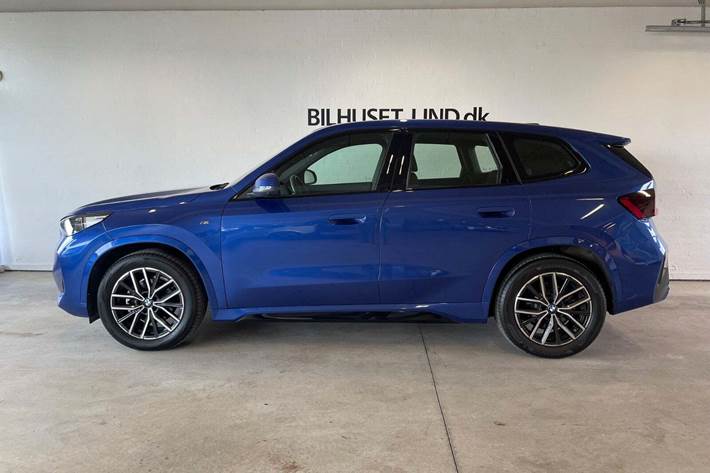 Blå BMW iX1 fra 2024