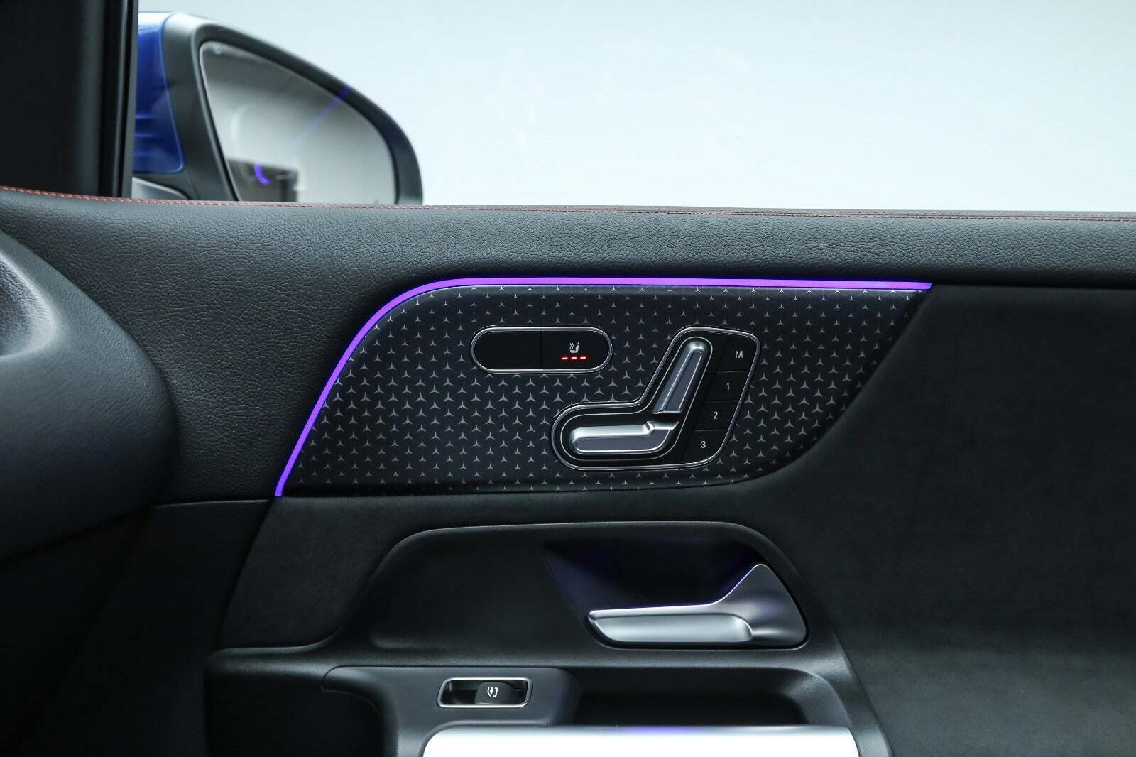 Blå Mercedes EQA250+ fra 2025