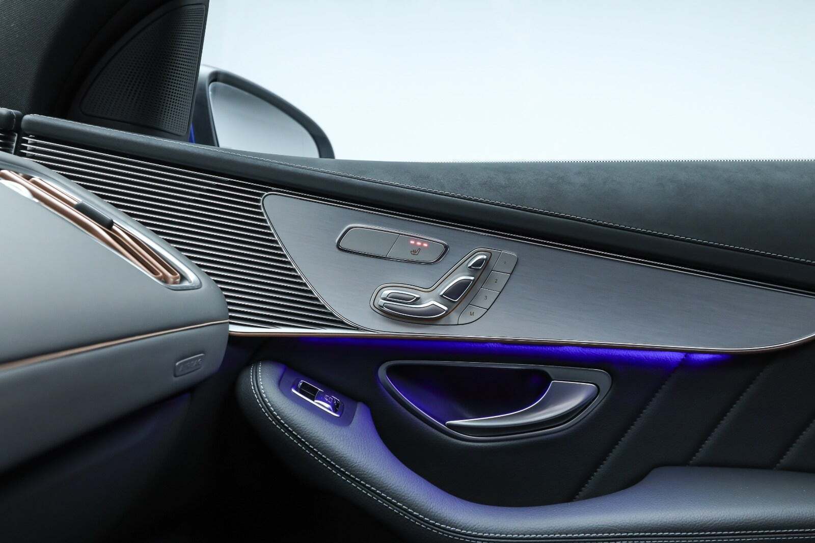 Blå Mercedes EQC400 fra 2023