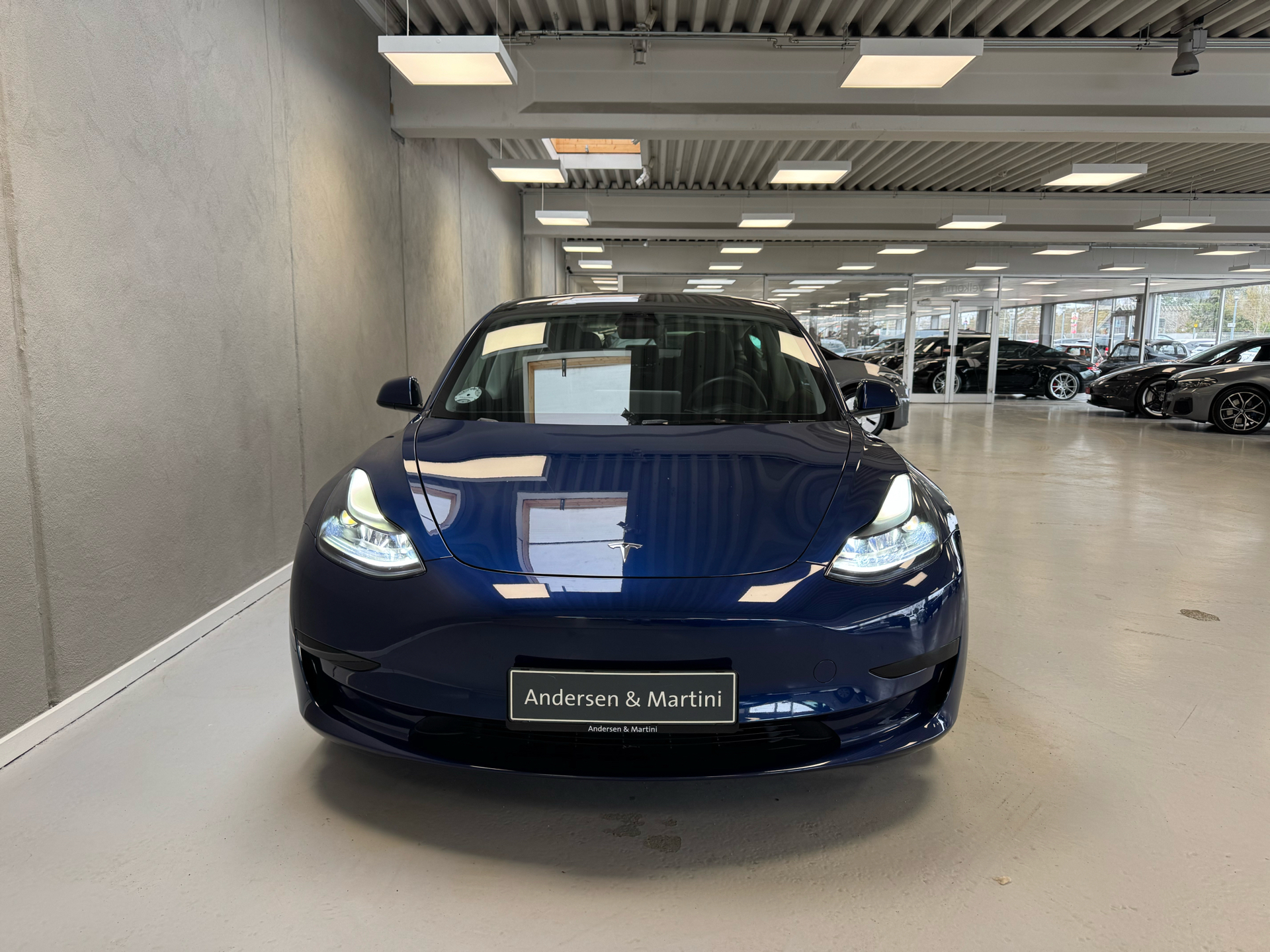 Blå Tesla Model 3 fra 2023