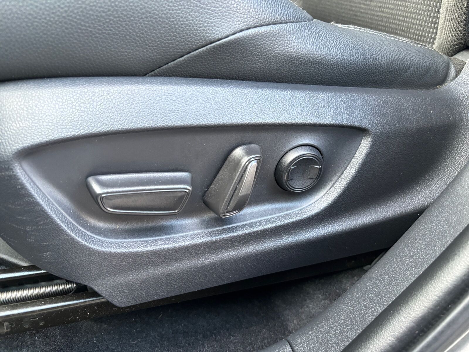 Grå Toyota BZ4X fra 2024