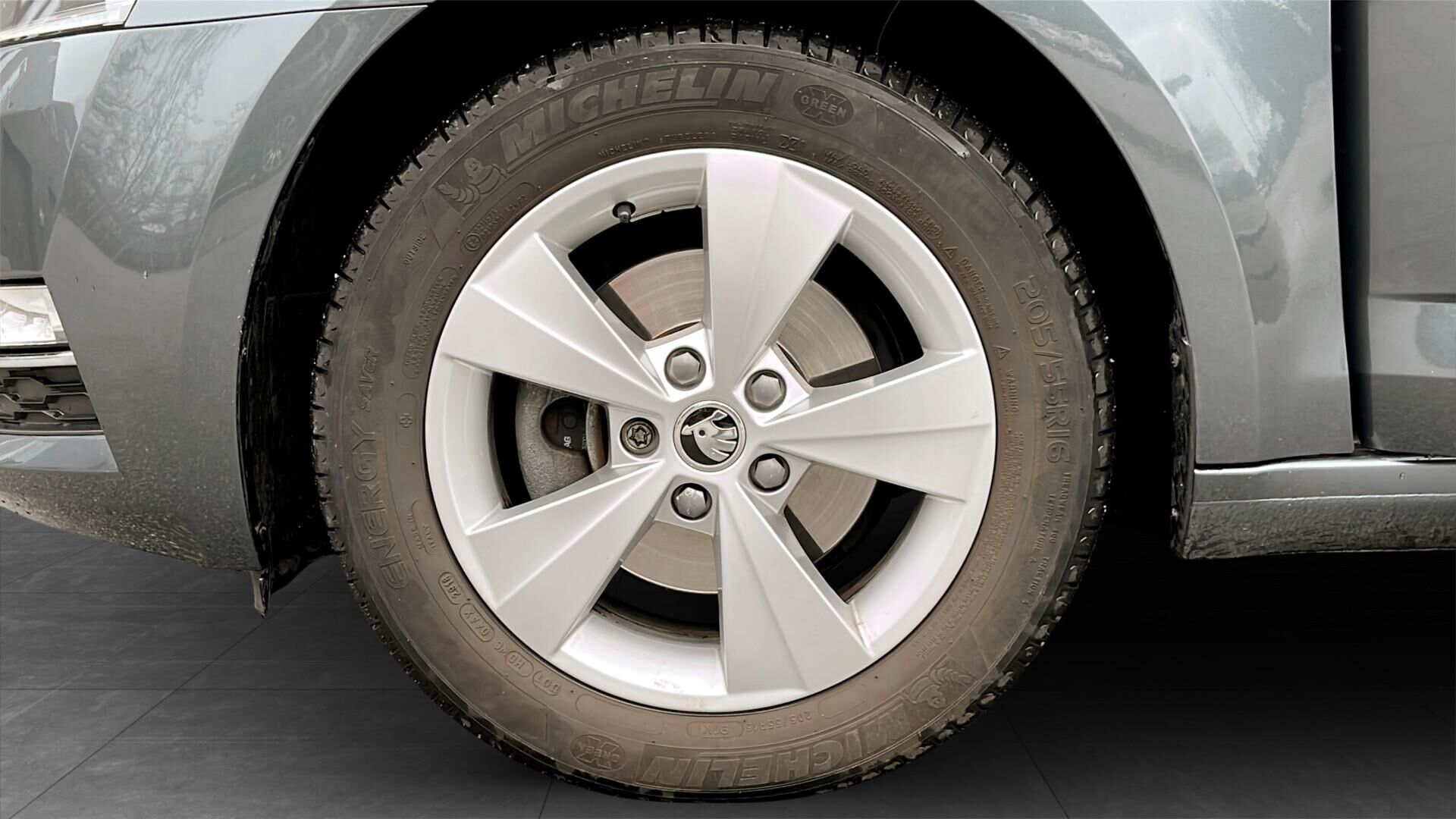 Grå Skoda Octavia fra 2018