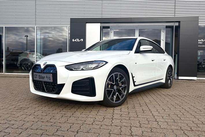 Hvid BMW i4 fra 2023 set udefra