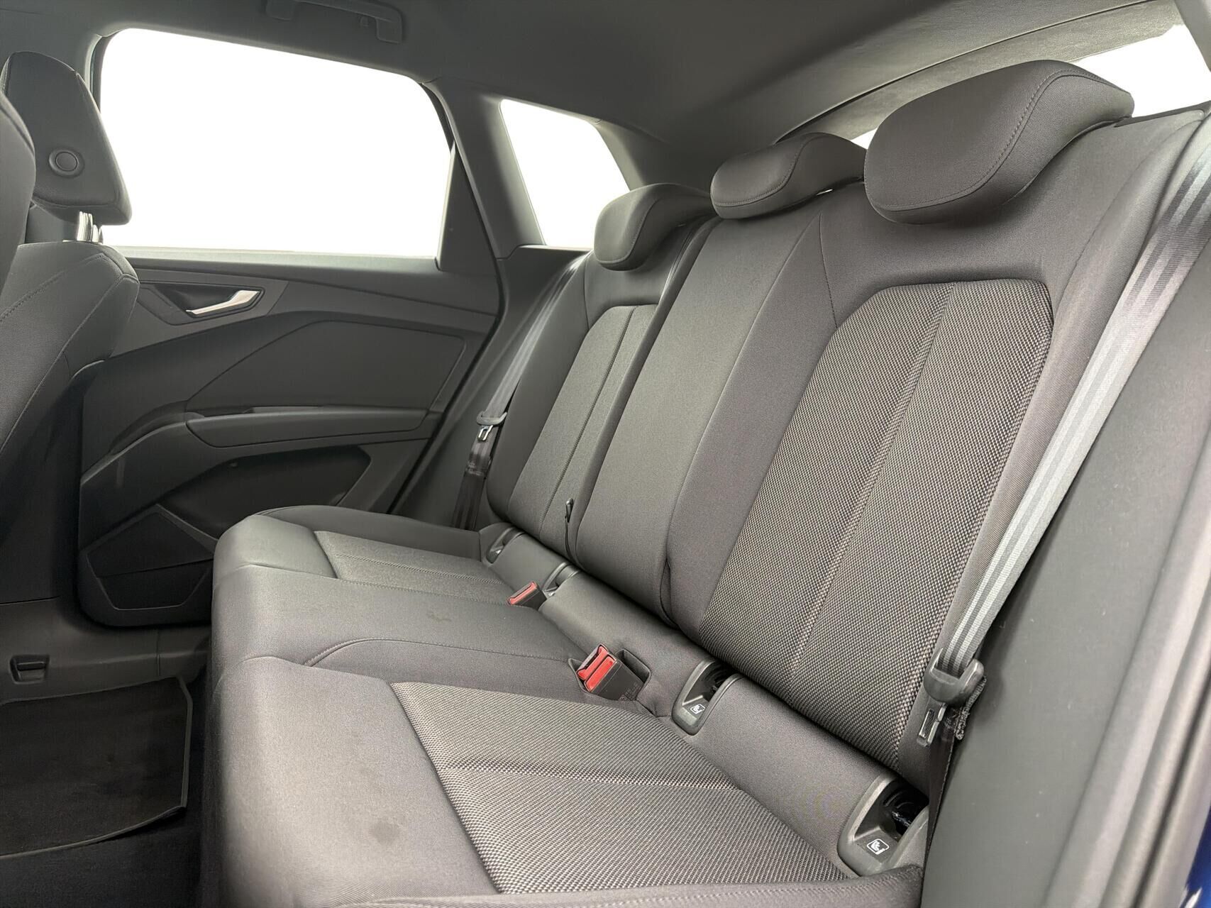 Blå Audi Q4 fra 2023