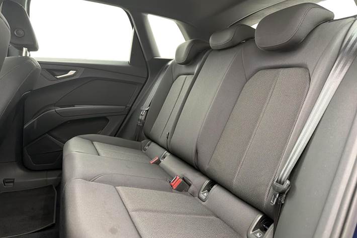 Blå Audi Q4 fra 2023