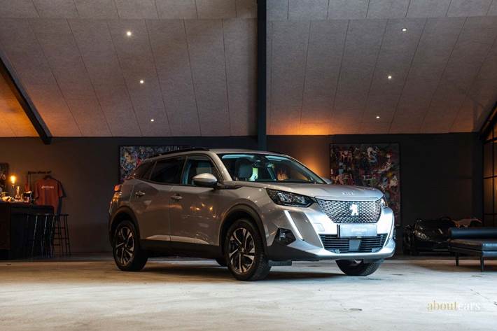 Grå Peugeot e-2008 fra 2021