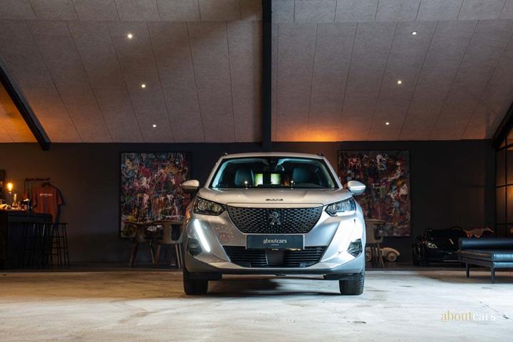 Grå Peugeot e-2008 fra 2021