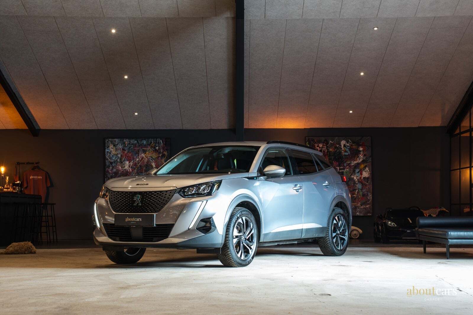 Grå Peugeot e-2008 fra 2021
