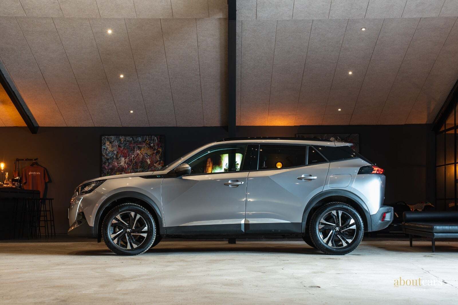 Grå Peugeot e-2008 fra 2021