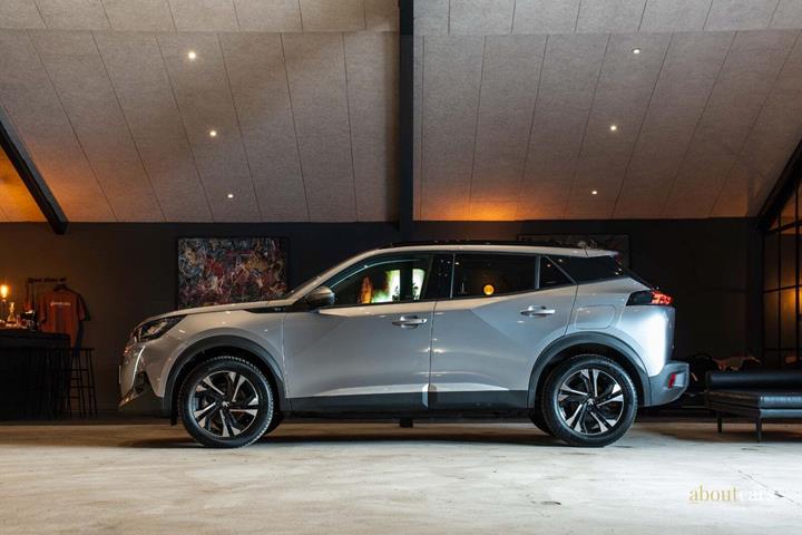 Grå Peugeot e-2008 fra 2021