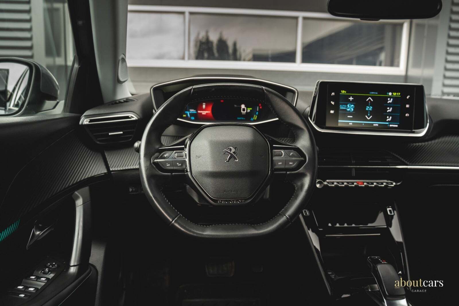 Grå Peugeot e-2008 fra 2021