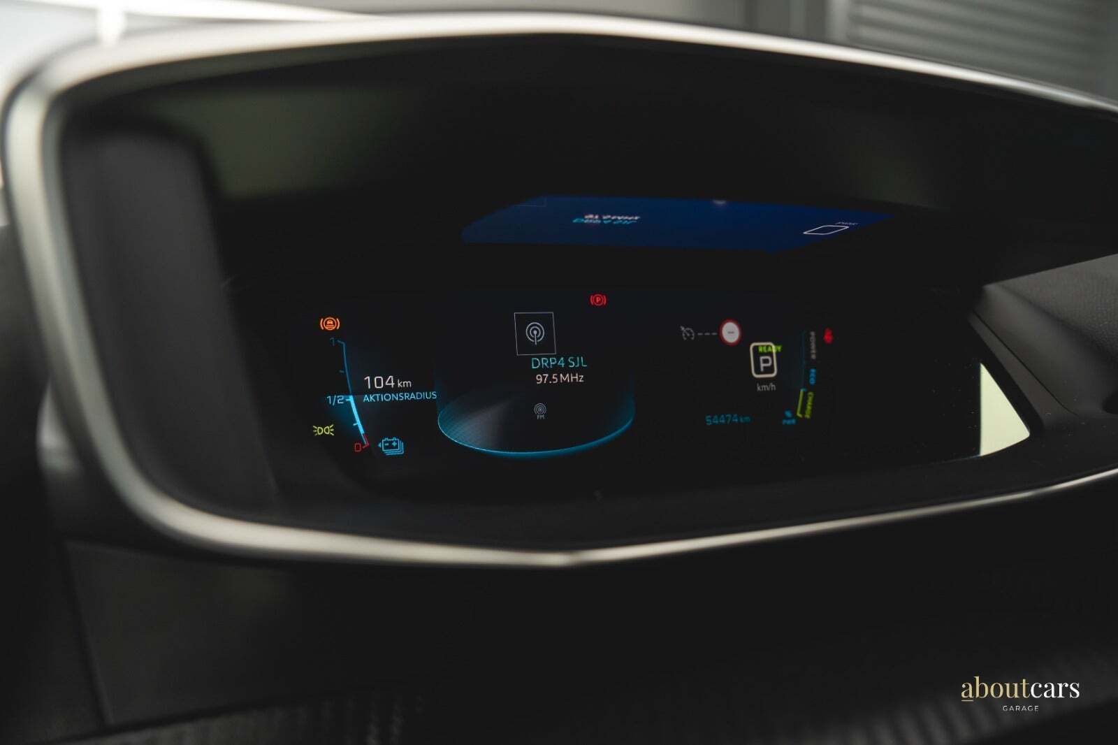 Grå Peugeot e-2008 fra 2021