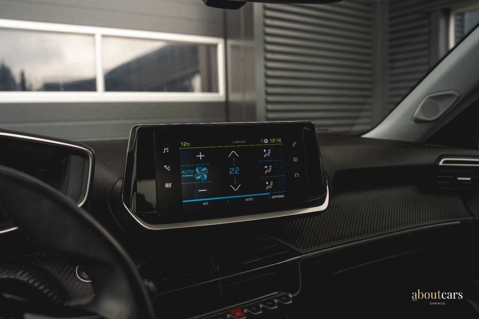 Grå Peugeot e-2008 fra 2021