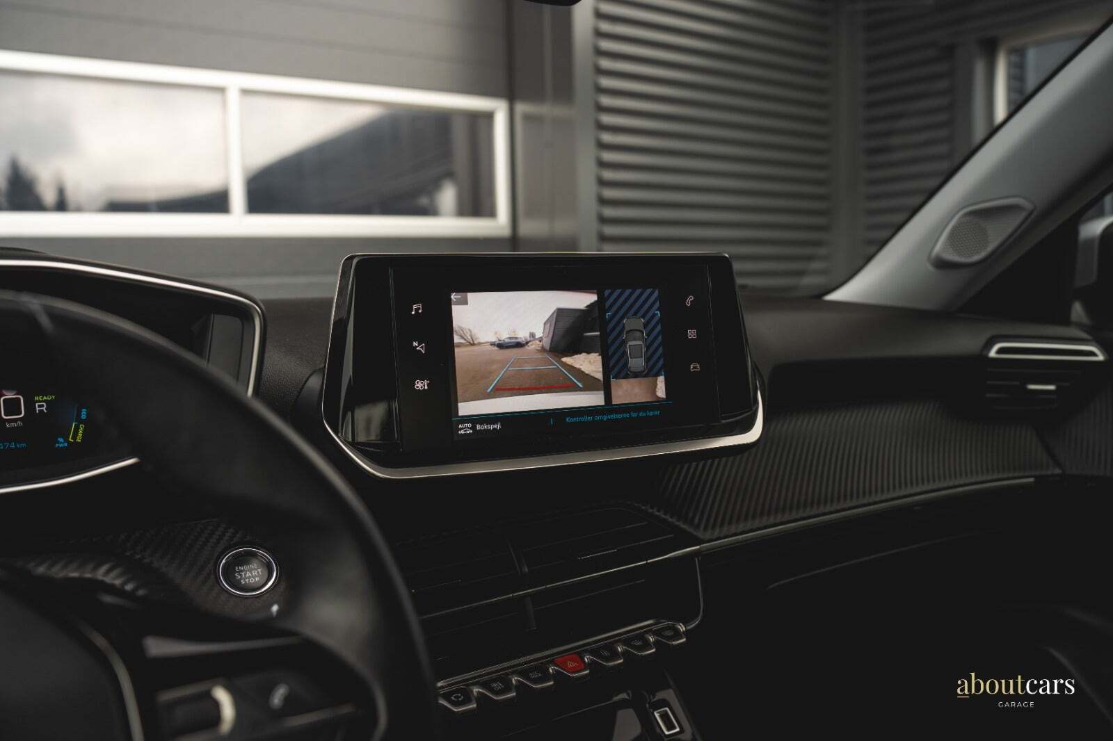 Grå Peugeot e-2008 fra 2021