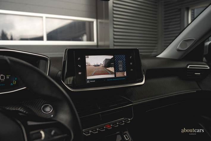 Grå Peugeot e-2008 fra 2021