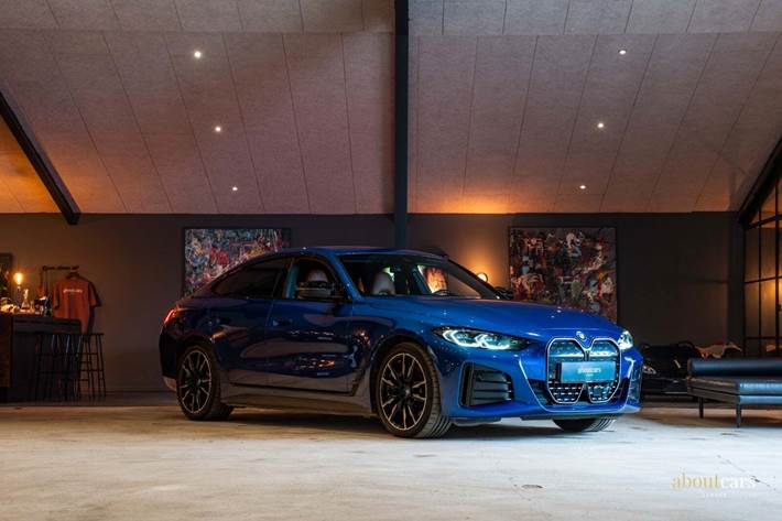 Blå BMW i4 fra 2022 set udefra