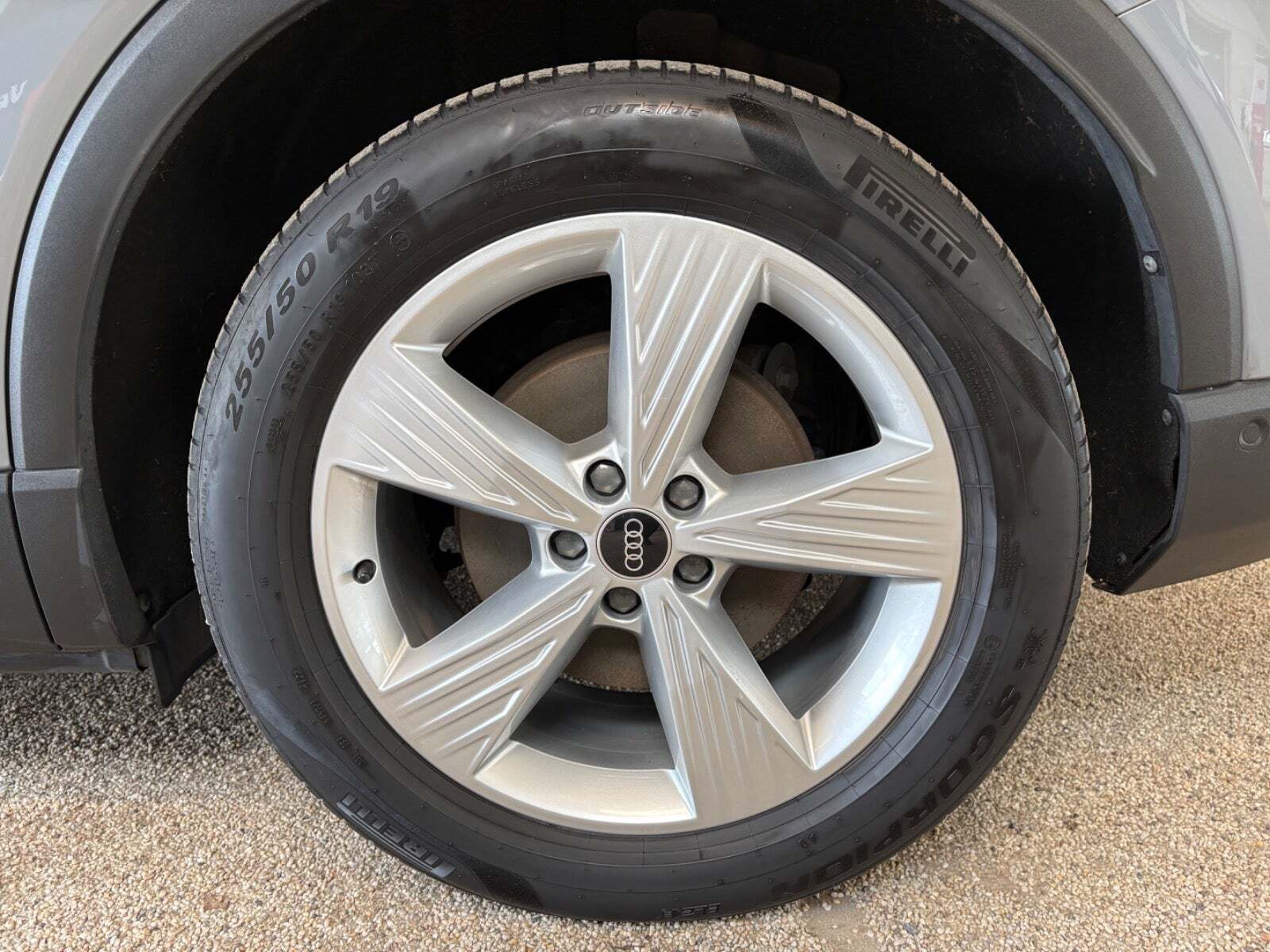 Grå Audi Q4 e-tron fra 2023