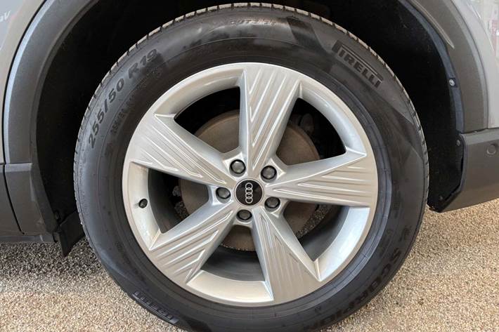 Grå Audi Q4 e-tron fra 2023