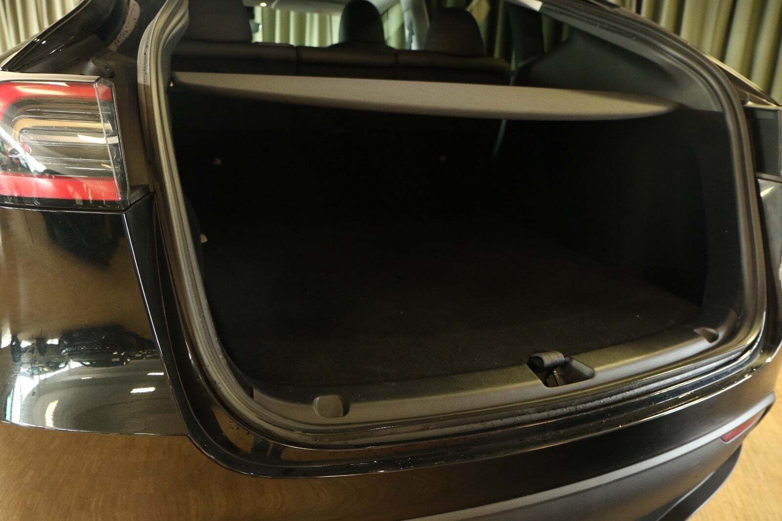 Sort Tesla Model Y fra 2023