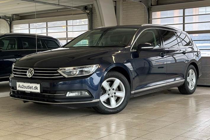 Blå VW Passat fra 2017 set udefra