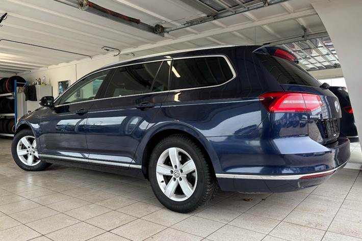 Blå VW Passat fra 2017