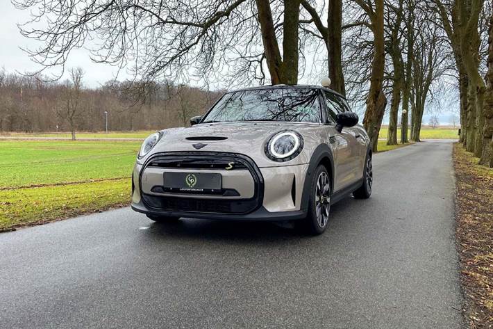 Grå Mini Cooper SE fra 2022 set udefra