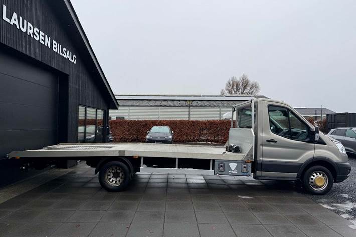 Orange Ford Transit 470 L4 Chassis fra 2018 set udefra