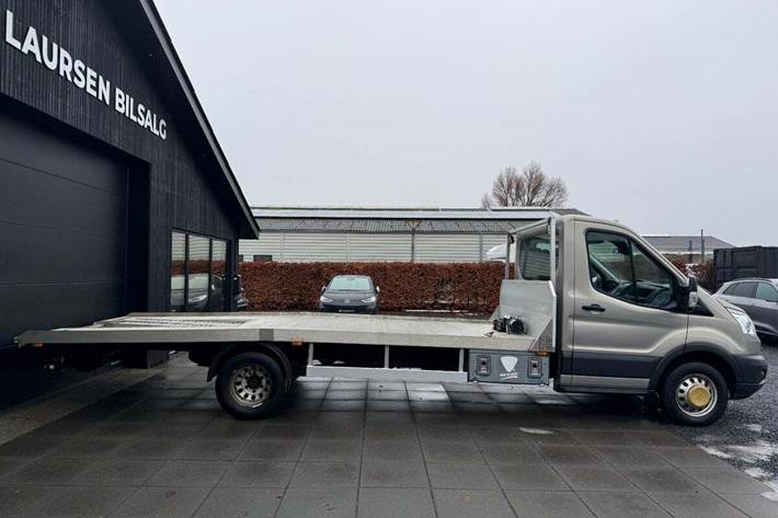 Orange Ford Transit 470 L5 Chassis fra 2018 set udefra