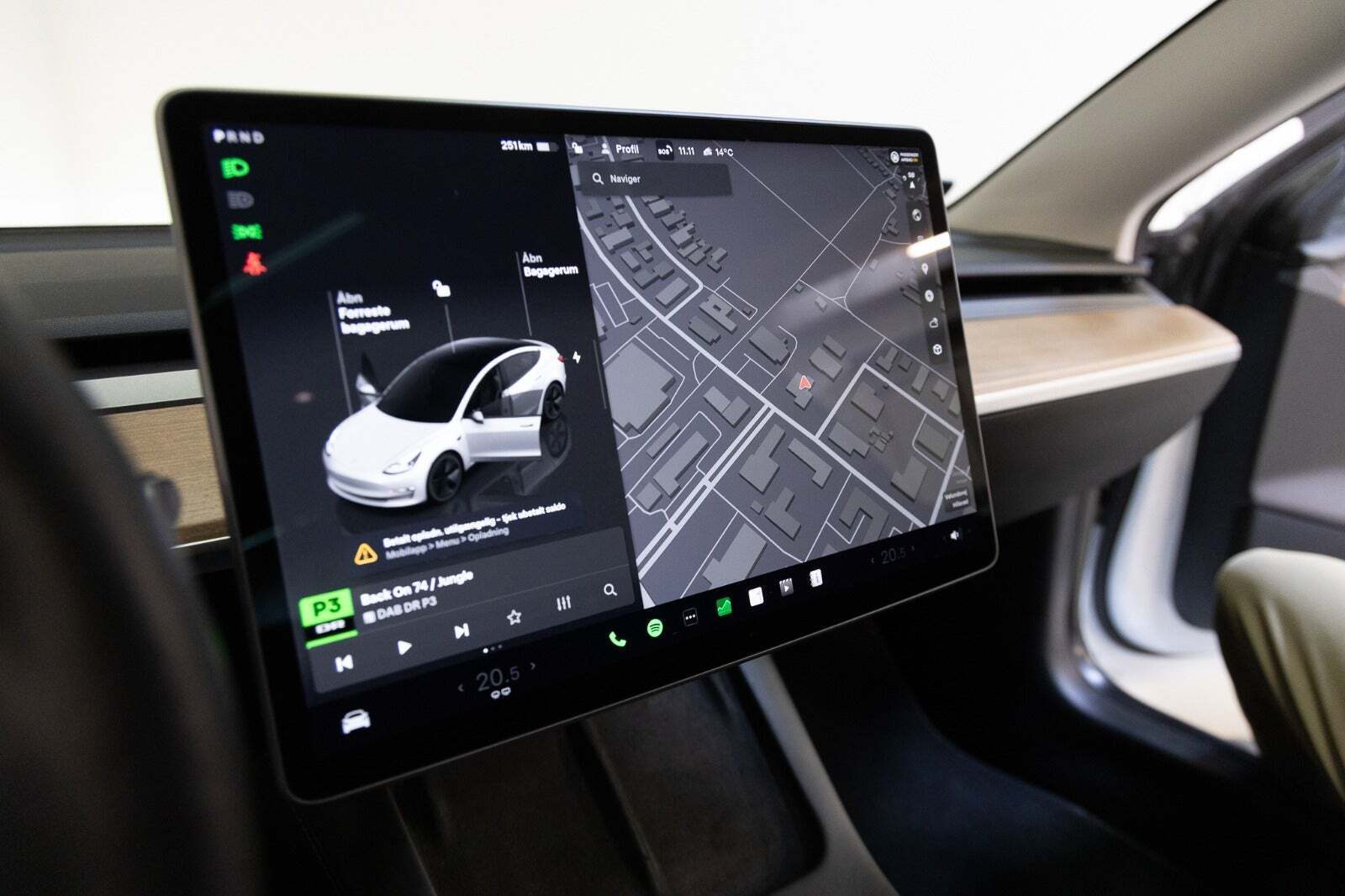 Hvid Tesla Model 3 fra 2022