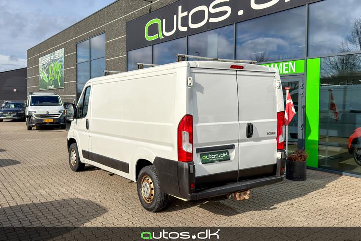 Hvid Peugeot Boxer 330 fra 2018 set udefra