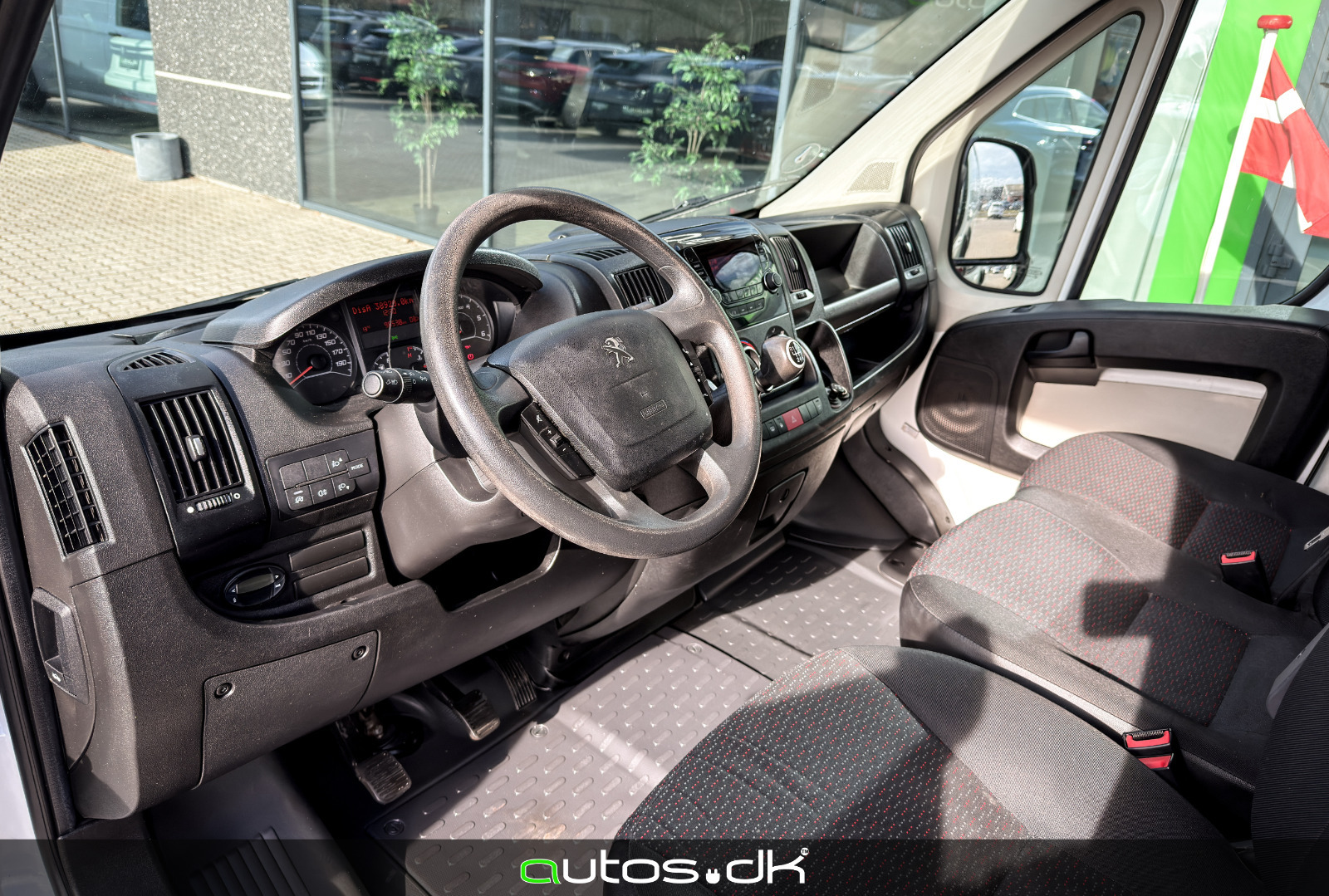 Hvid Peugeot Boxer 330 fra 2018 set indefra