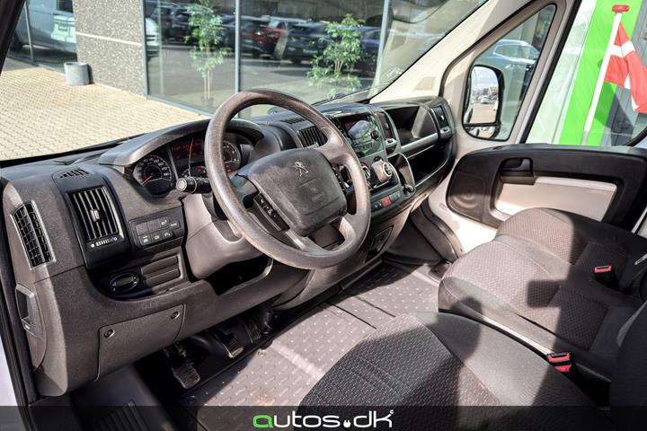 Hvid Peugeot Boxer 330 fra 2018 set indefra