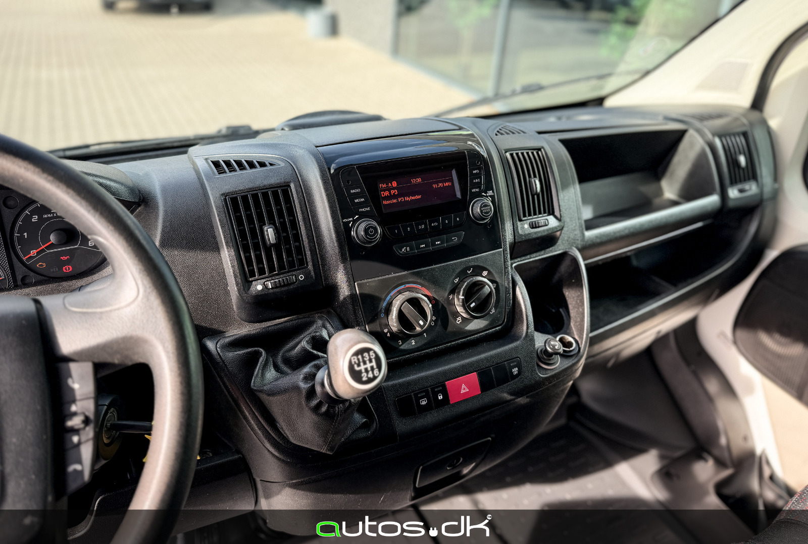 Hvid Peugeot Boxer 330 fra 2018 set indefra