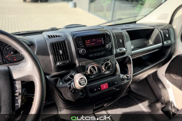 Hvid Peugeot Boxer 330 fra 2018 set indefra