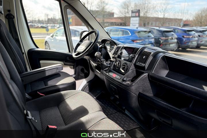 Hvid Peugeot Boxer 330 fra 2018 set indefra