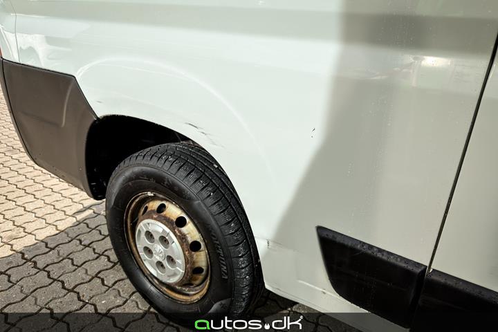 Hvid Peugeot Boxer 330 fra 2018 set udefra
