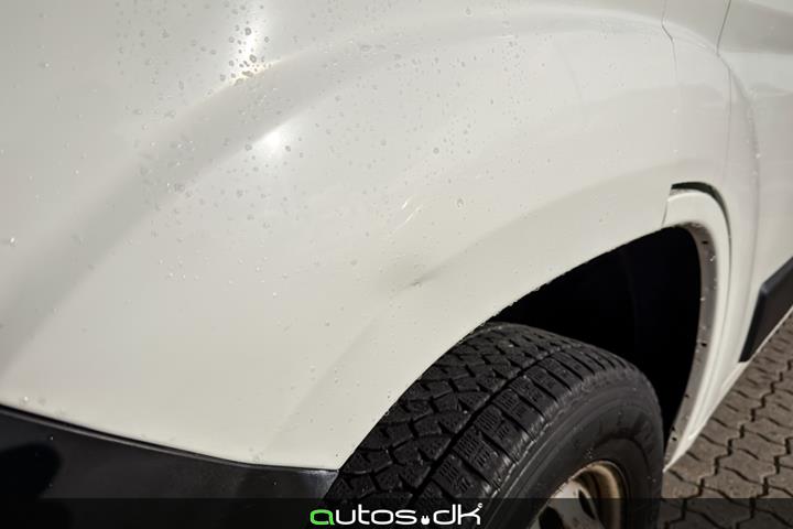 Hvid Peugeot Boxer 330 fra 2018 set udefra
