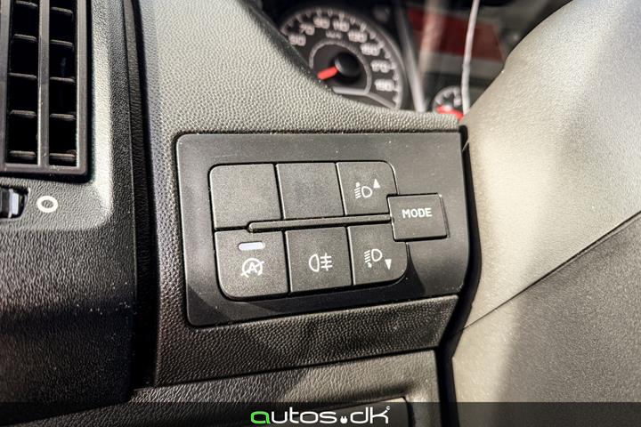 Hvid Peugeot Boxer 330 fra 2018 set indefra