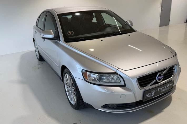 Sølv Volvo S40 fra 2011 set udefra