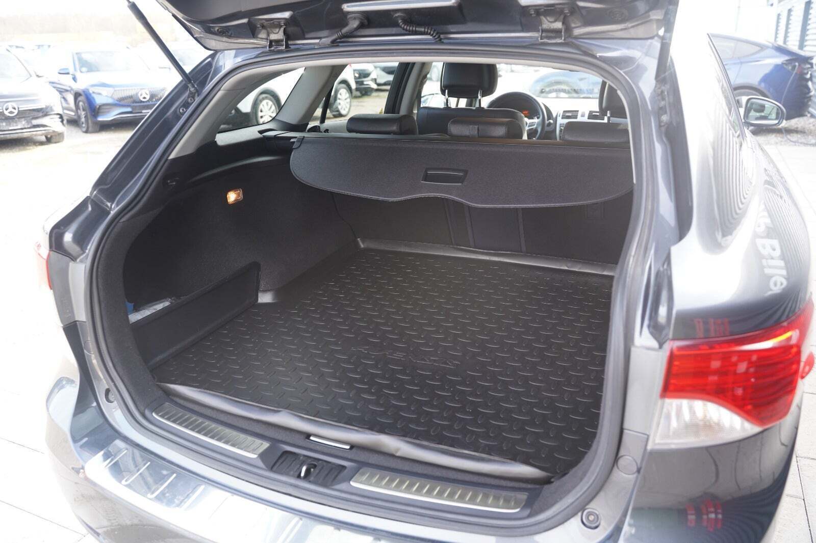 Grå Toyota Avensis fra 2014