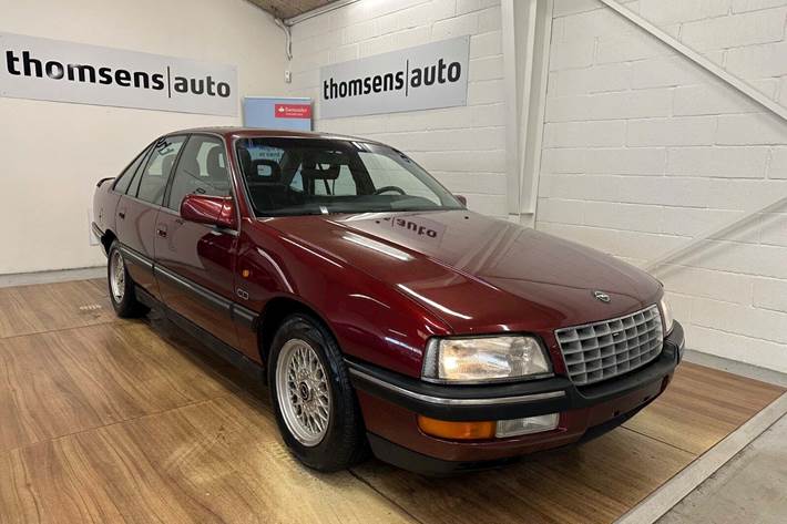 Rød Opel Senator fra 1992 set udefra