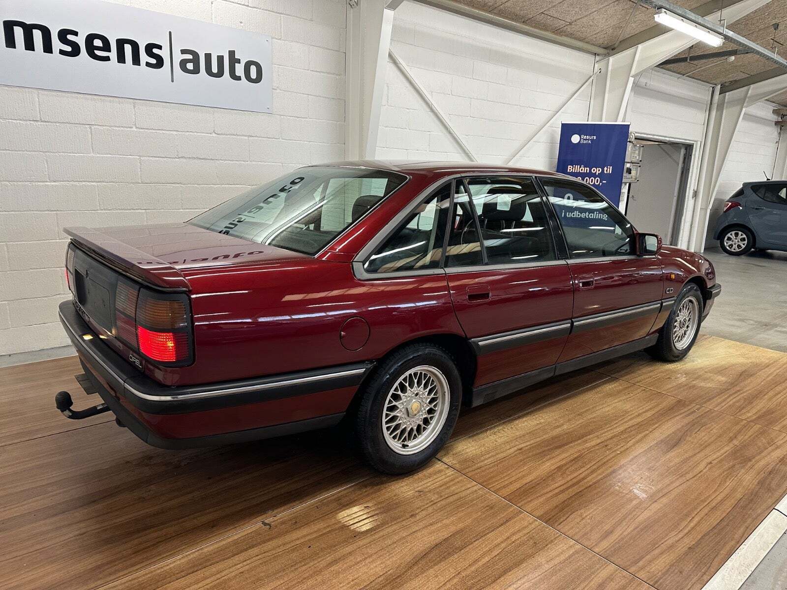 Rød Opel Senator fra 1992