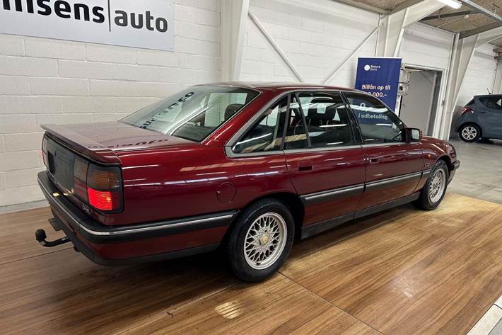 Rød Opel Senator fra 1992 set udefra