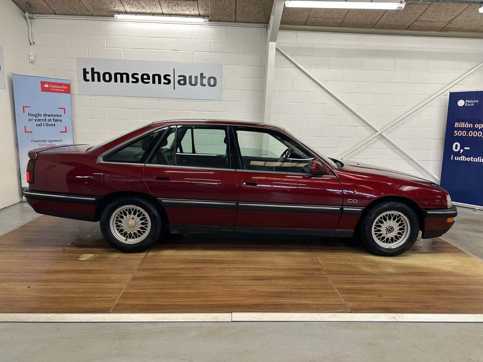 Rød Opel Senator fra 1992 set udefra