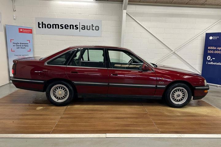 Rød Opel Senator fra 1992 set udefra